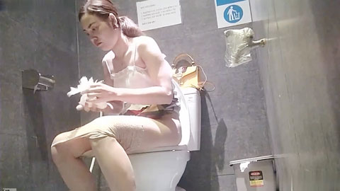 KTV坐厕固定偷拍
