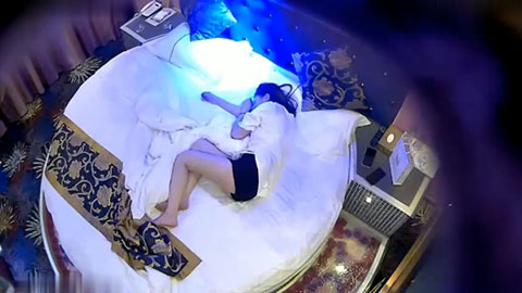 迷妹推荐--最新情趣酒店偷拍半夜4点多夜店捡回来的美女干了两炮_魔鬼身材，叫声一流