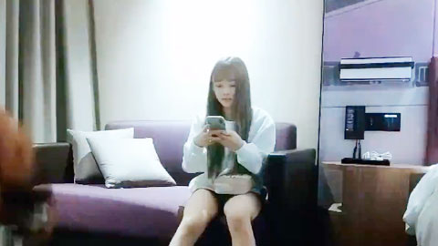 迷妹推荐--这个粉嫩嫩小美女青春乖巧气质太让人心动了_忍不住就抱着挺翘小屁屁玩弄亲吻压上去啪啪尽情抽操起伏