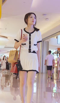 尾随抄底偷拍逛街美女 内裤被曝光 整容妹逛酒吧也被偷拍