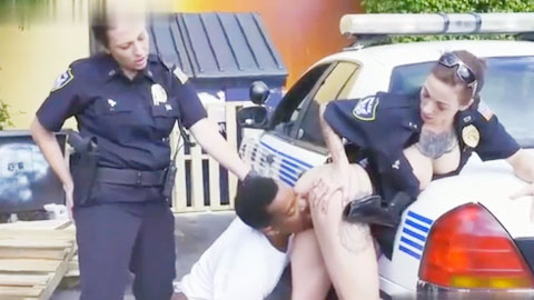 女警大白天路边求欢黑人小伙