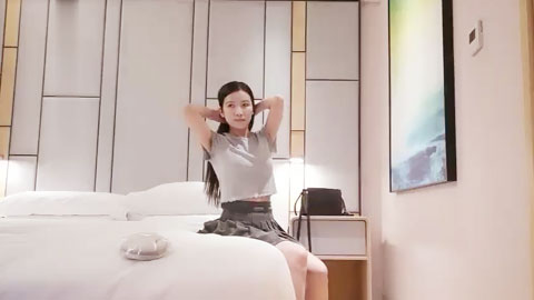 迷妹推荐--两个高颜值妹子双飞啪啪，穿黑丝两个一起舔特写口交，翘屁股后入换着操