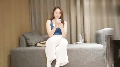 高颜值白裤大长腿妹子，骑在身上摸逼舌吻被操的喊不要