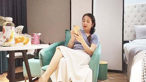 迷妹推荐--操良家騷熟女，長裙美腿風韻猶存，跪著深喉插嘴，穿著高跟鞋爆插