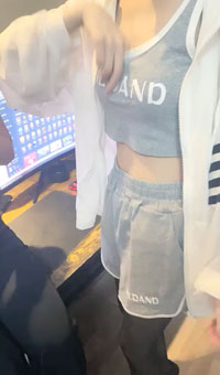 看着网吧包间没外人女友就显露出骚货的本质了