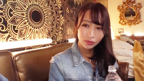 没有终电的情况下，被我搭讪的女孩把我带到旅馆