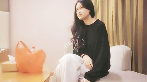 迷妹推荐--气质甜美外围小少妇，手伸进内裤揉搓肥穴，镜头前深喉扛起大长腿，拉着手站立后入