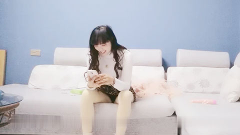 迷妹推荐--嫖妓偷拍微信约小姐上门服务沙发热身干到床上激战