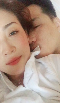 三点竟然还是粉的，和黝黑猥琐工程老板偷情，老板舔的她太舒服 想尿尿，表情很浪