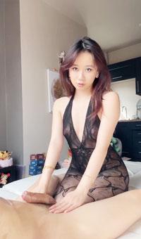 口爆颜射界的天花板  她喜欢用嘴和脸接受精液