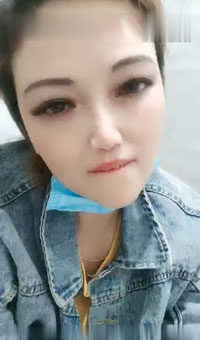 真实理发店偷拍，客人不知道老板娘逼里正塞着跳蛋，淫水流了一裤裆，没有客人就开始袒胸露乳抠骚穴