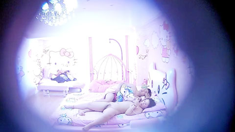 迷妹推荐--声音非常不错的稀缺粉色凯蒂猫主题酒店偷拍背心哥和已为人妇的前女友开房过夜