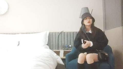 迷妹推荐--女主播深夜兼职，大长腿女神，目标就是操哭她