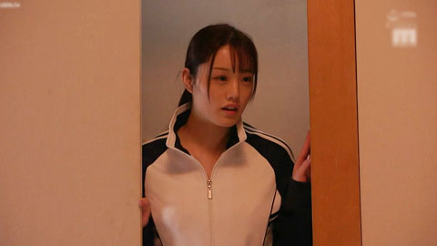 竟然和新来的月云老师和宅男老师同住一个房间，我被迫看着他在我眼前爱上大鸡巴_001