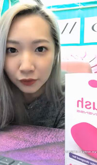 台湾妹子新买跳蛋自慰