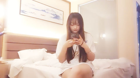 迷妹推荐--纯纯气质小美女好萌啊_宽大T恤感觉就像没穿裤子一样口干舌燥冲动_亲吻挑逗揉奶扛着大长腿耸动抽插