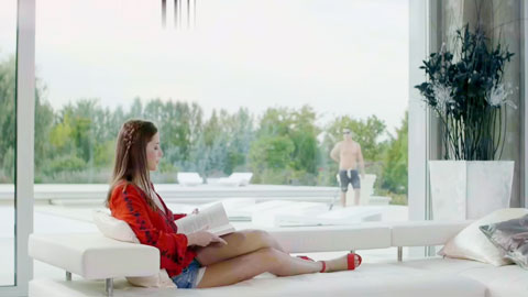 大小姐望着强壮的园丁沦陷了