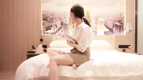 迷妹推荐--170极品外围，C杯女神，肤白貌美温柔小姐姐，红内裤战神汗流浃背卖力干，精彩不断