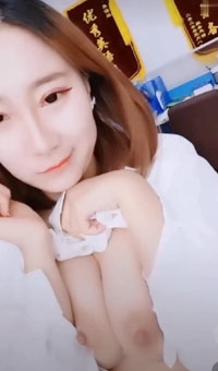 火爆全网的美乳英语老师， 勾搭学生，奶子是真的好看