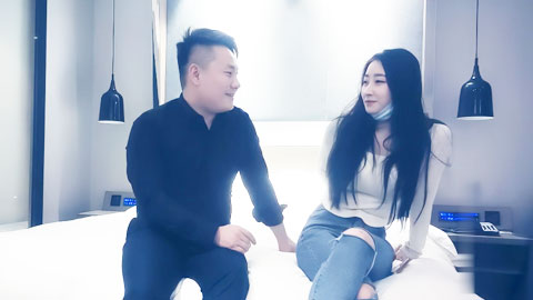 迷妹推荐--破洞牛仔裤极品外围妹，一对天然极品大奶后入推车晃动不断，精彩刺激