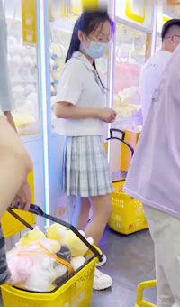 抄底偷拍性感学妹逛玩具店_蕾丝白内翘起屁股一看就很骚