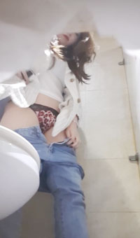 高手潜入夜店躲藏女厕