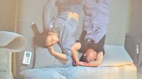 迷妹推荐--高颜值清纯傲娇的小公举，被男友宠的不要不要的，趁她睡着 男友挑逗后入