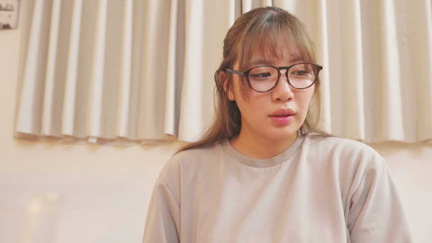 国王游戏让我们突然拉近距离，没想到平时内向的巨乳眼镜妹其实超级淫乱，一夜两天甜蜜中出恋爱性爱_001