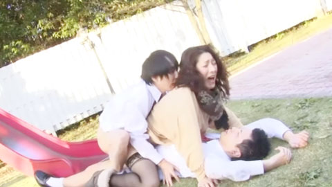 近乎奇迹的近亲相奸意外事件_偶然间被儿子大屌插入嫩穴的妈妈_育有两子的妈妈之奇迹两穴性爱