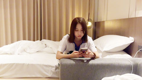 迷妹推荐--今天约了个学生妹，还在读高中，妹子可能是刚破的处，还没完全开发，做得过程中还做出了处女血