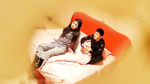 迷妹推荐--小旅馆情趣红床偷拍花裤小伙被主动型女友骑在上面摇啊摇