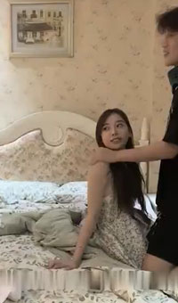 大长腿颜值高，靠着酒精的作用，半推半就推倒在床，一步步