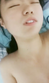 无毛极品粉嫩小穴，后入，无套内射，撒尿，真实良家性爱