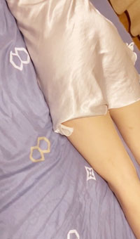 和宝贝女儿在床上嘻嘻打闹，兽性大发之下强行直接内射了宝贝女儿