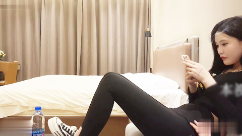 迷妹推荐--约操05年的东北美女,大长腿满腿纹身大姐大气质,小胸粉粉的在床上骚声不断