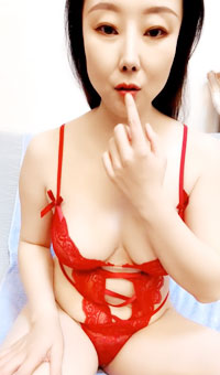 互动撩骚听指挥，揉奶玩逼自己抠，浪叫呻吟不止，淫声荡语不断，精彩又刺激