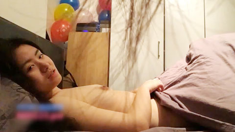 迷妹推荐--国内罕见的女同性恋美女做爱自拍流出，躺着的那位是受吧_长得挺漂亮，她被女朋友挑逗_用手狂扣逼至高潮_身体颤抖