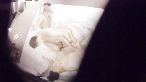 迷妹推荐--酒店摄像头偷拍_齐人之福女友的闺蜜在怂恿下让男的满足双飞心愿