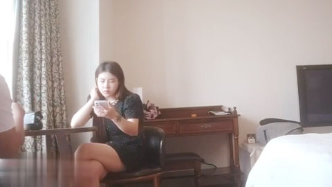 迷妹推荐--附近的人约到21岁小姑娘身材好爆操的她舔手指_酒店偷拍