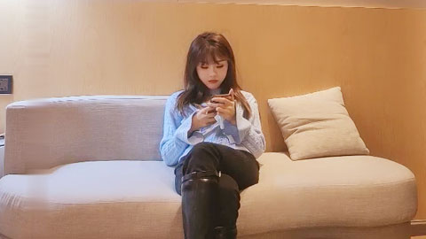 迷妹推荐--极品美少女_沙发上舌吻摸奶调情，激情开操抬腿侧入，翘起屁股后入猛烈撞击