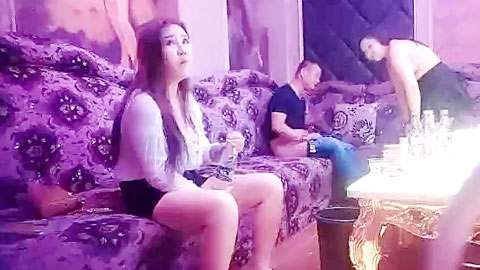 迷妹推荐--两拨十几个妹子精挑细选，淫乱KTV上激情4P，漂亮小姐姐苗条诱人干爽高潮