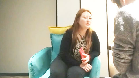 迷妹推荐--小伙约战美人妻，今夜母子乱伦场，大胸骚姐姐风情万种，欲望强烈一般人搞不定