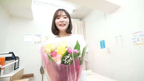 从一个用腰和舌头的变态护士那里，她偷偷地得到了一个带有女牛仔的暴力荡妇和封住她嘴的密集吻--2