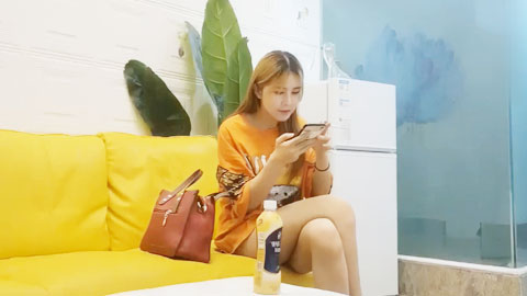 迷妹推荐--约了个苗条妹子镜头前特写，口交掰穴沙发上后人猛操