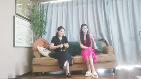 迷妹推荐--酒店大战白领兼职两闺蜜双飞各种姿势插，最后接到电话说有查房才放过她俩骚货