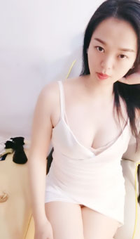 超漂亮反差婊奶挺臀翘贴屏扒逼直播秀尿抠B自慰