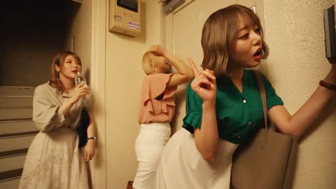 错过末班车来住宿的巨乳先辈们从星期五夜晚到星期一早上精子剩余量0确定的追击无限围击！乙爱丽丝新村晶滨崎真绪_cut_001