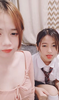 清纯美少女和闺蜜双女秀，白嫩极品美乳，粉嫩小穴道具互插