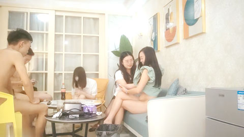 迷妹推荐--新约的小姐姐，两男3女淫乱群P，打牌玩成人游戏，站立后入，轮换着操