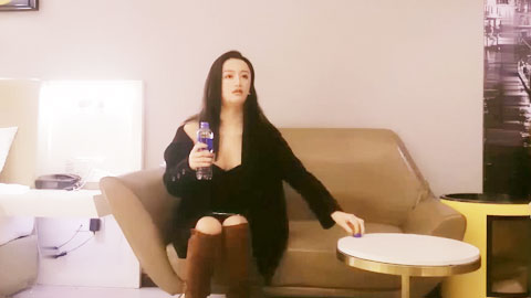 迷妹推荐--黑色连衣裙，骚货大奶若隐若现，一进门求抱抱好冷要温暖抱我